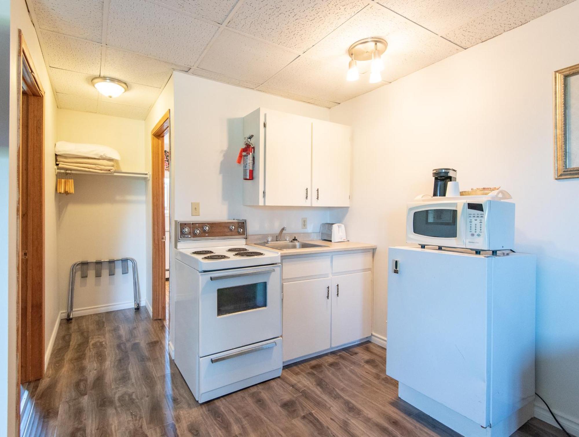 Canadas Best Value Inn & Suites Съмърсайд Екстериор снимка