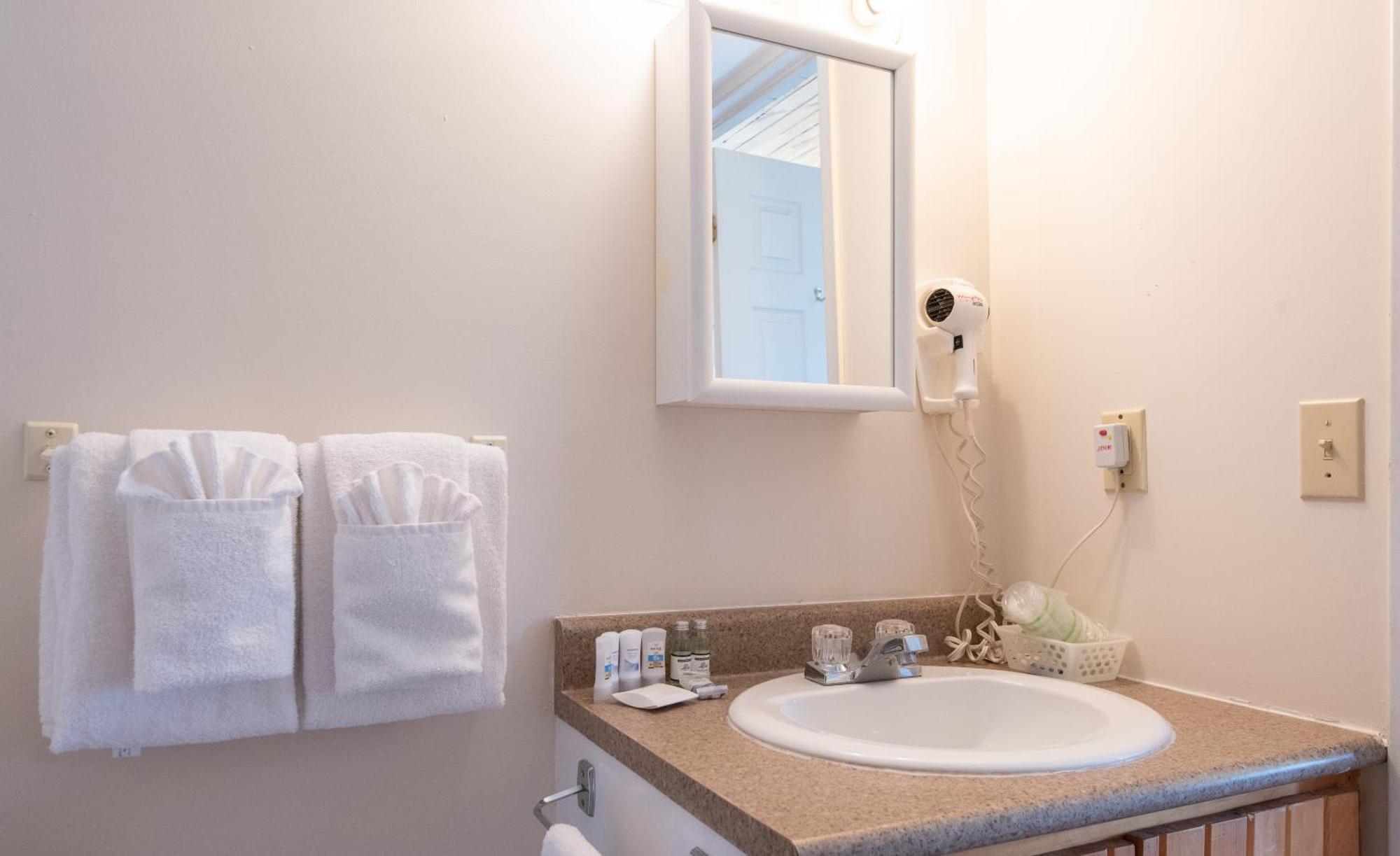 Canadas Best Value Inn & Suites Съмърсайд Екстериор снимка
